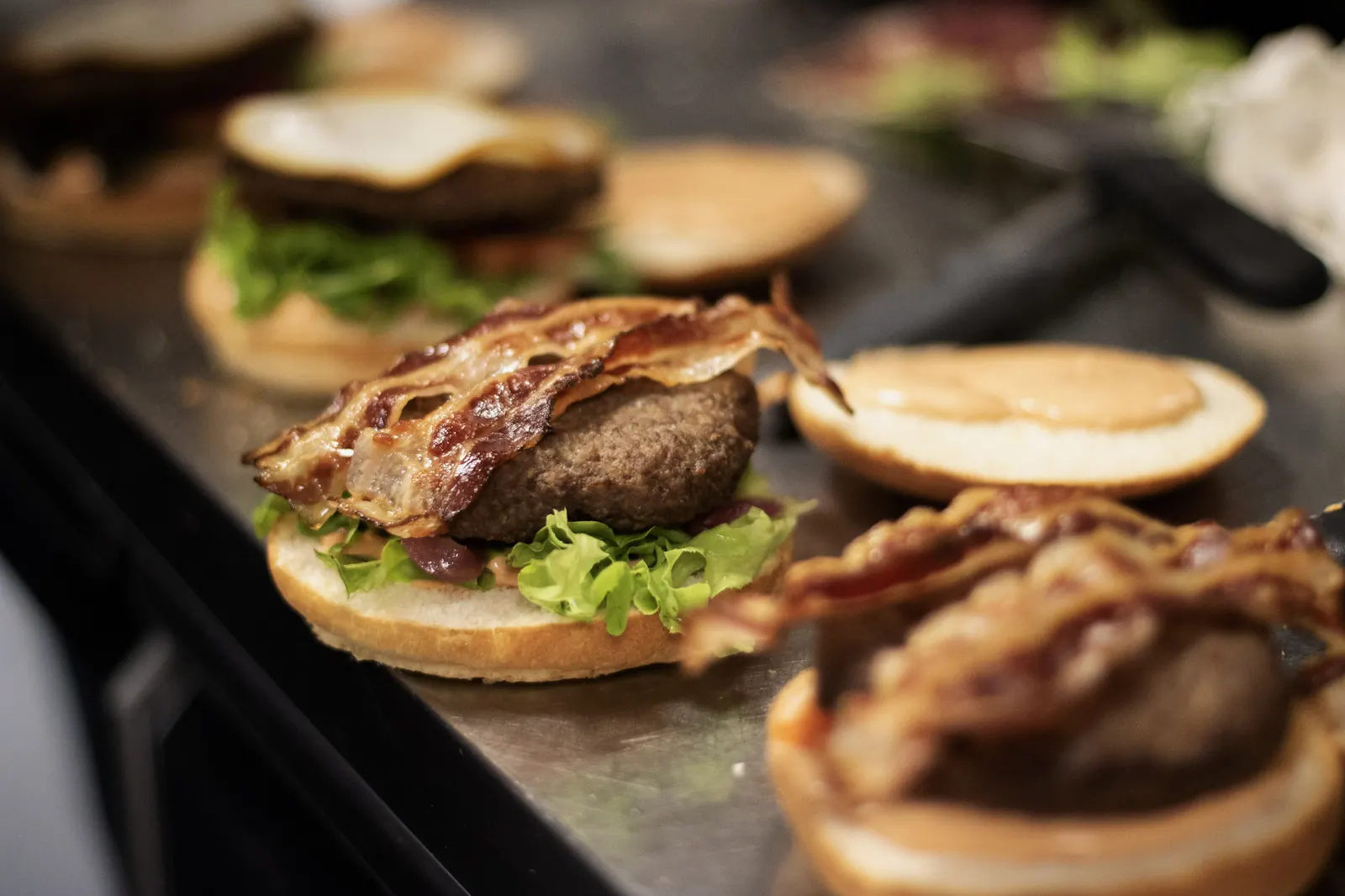 Hamburger col bacon croccante appena montati