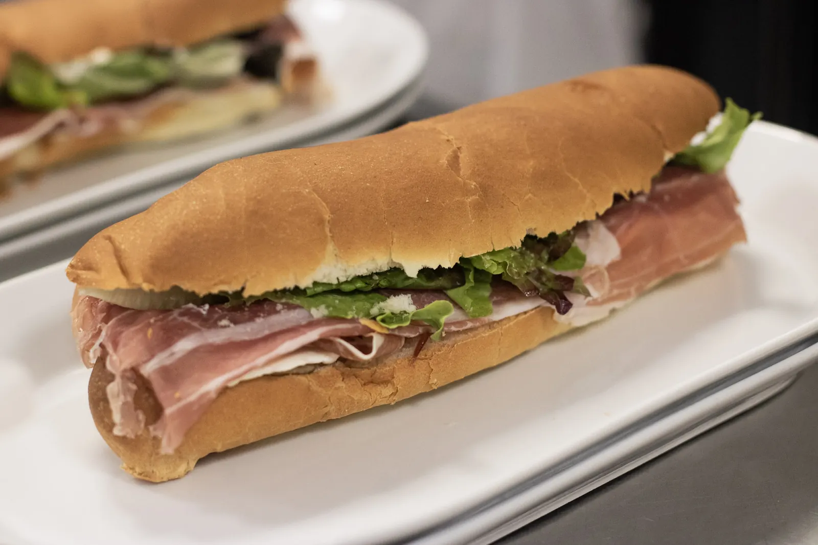 Un panino col prosciutto crudo e l'insalata